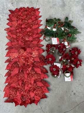 Poinsettia Petals Christmas Holiday Table Runner with 15 Poinsettia and Mistleto
